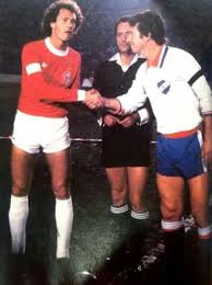 Paulo Roberto Falcão na final da Libertadores de 1980 contra o Nacional. |  Internacional futebol clube, Lendas do futebol, Futebol brasileiro