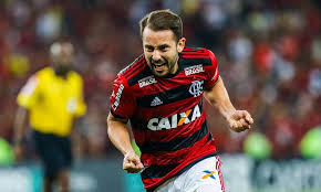 Na volta de Guerrero, Flamengo vence o Inter e segue líder do Brasileiro -  Jornal O Globo